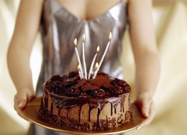 Девушка с тортом