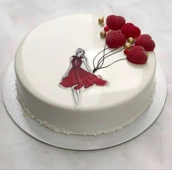 Девушка с тортом