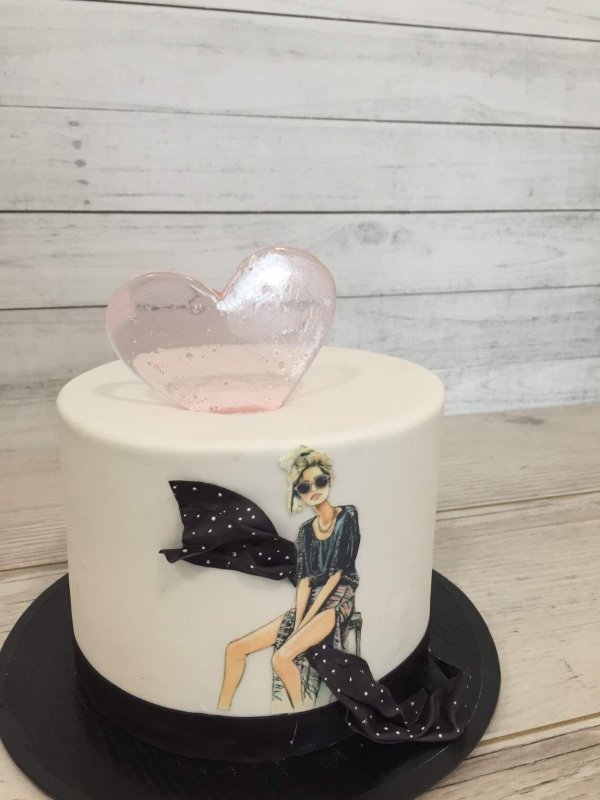 Девушка с тортом