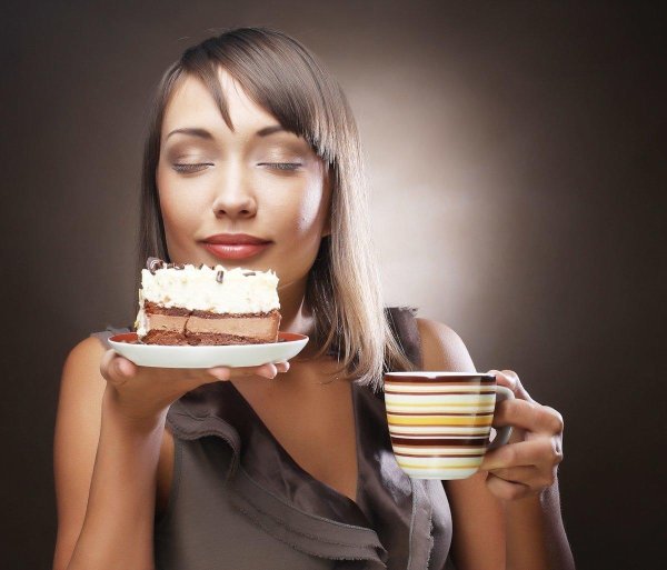 Девушка с тортом