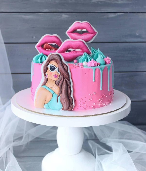 Девушка с тортом