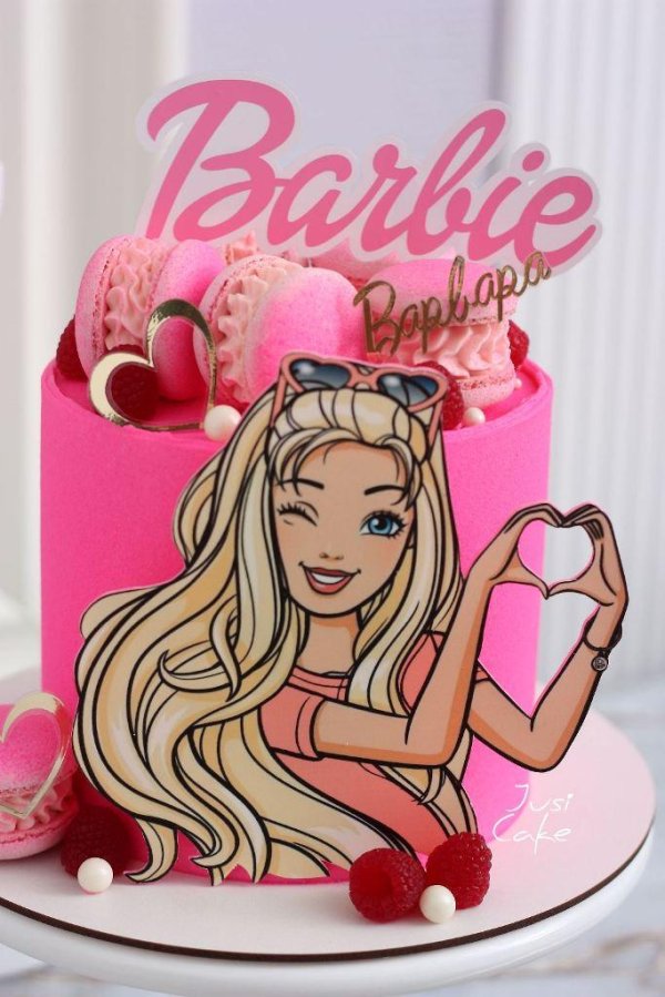 Девушка с тортом