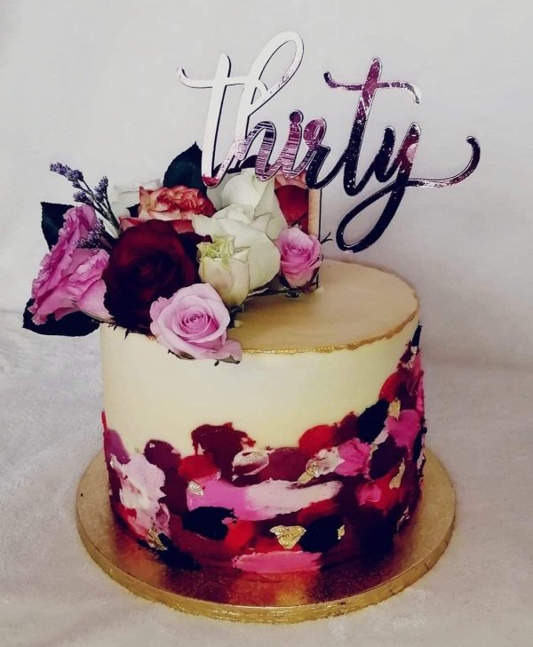 Девушка с тортом