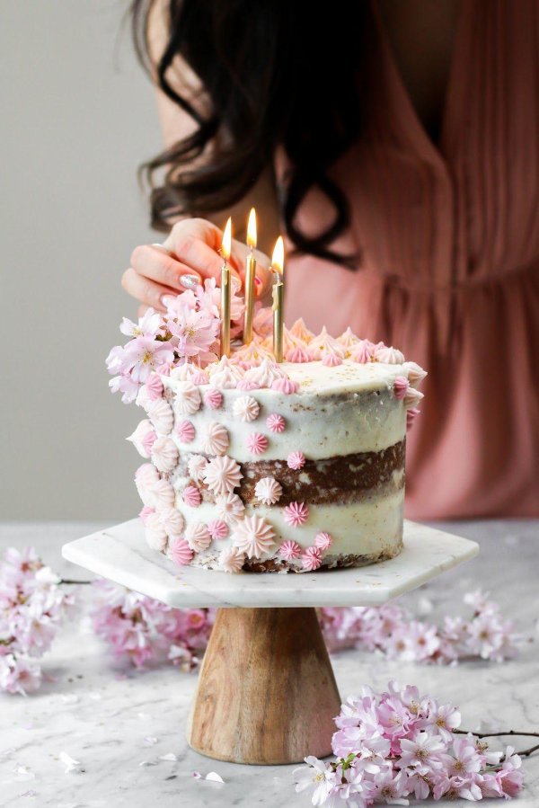 Девушка с тортом