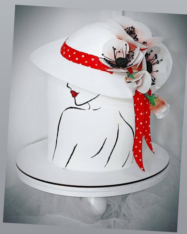 Девушка с тортом