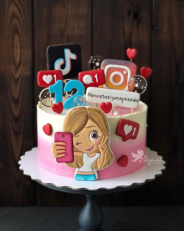 Девушка с тортом