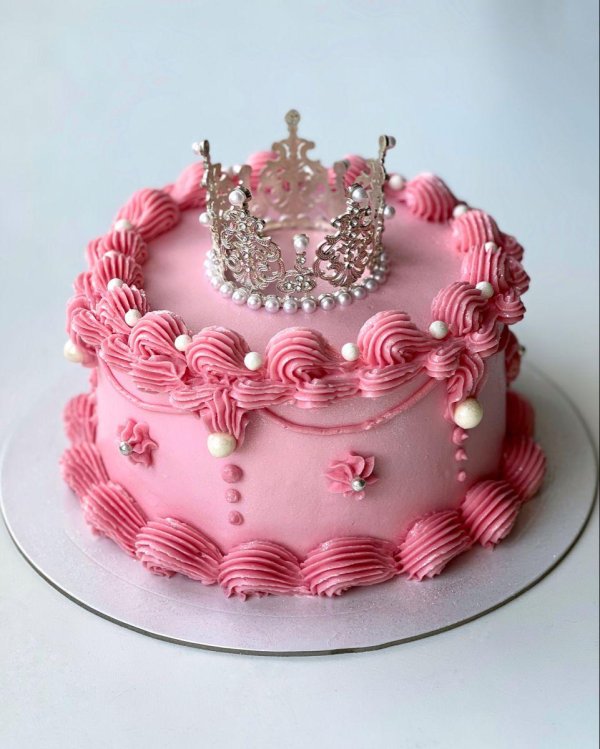 Девушка с тортом