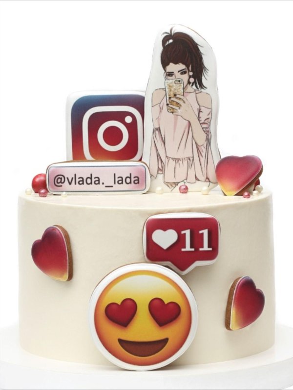 Девушка с тортом