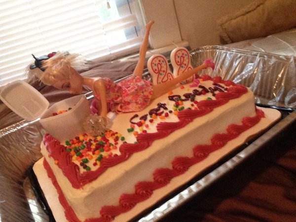 Девушка с тортом