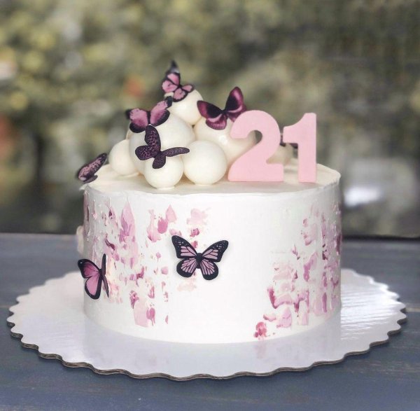 Девушка с тортом