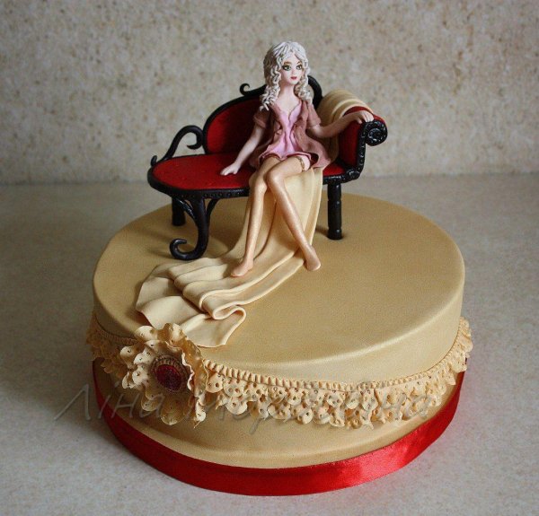 Девушка с тортом