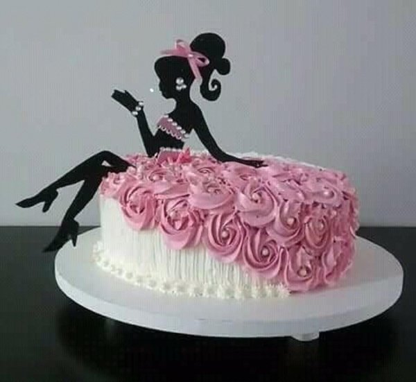 Девушка с тортом