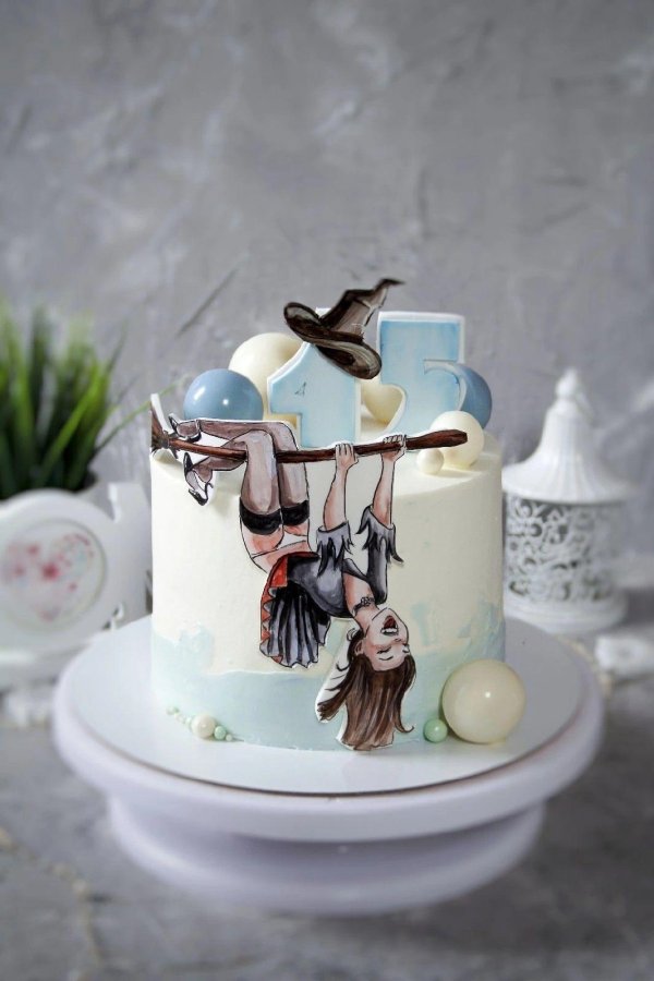 Девушка с тортом