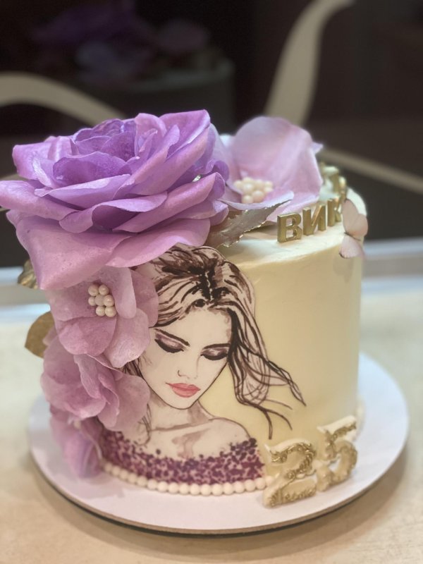 Девушка с тортом