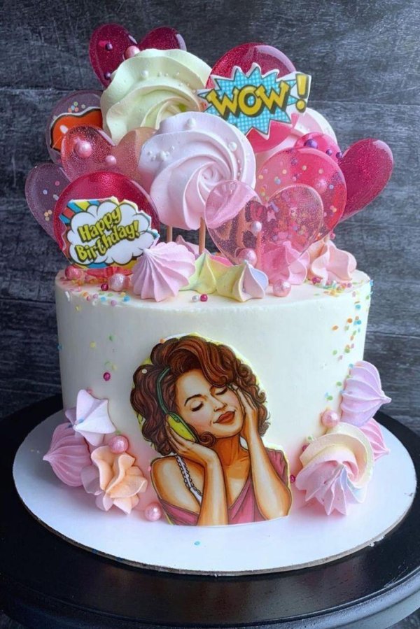 Девушка с тортом