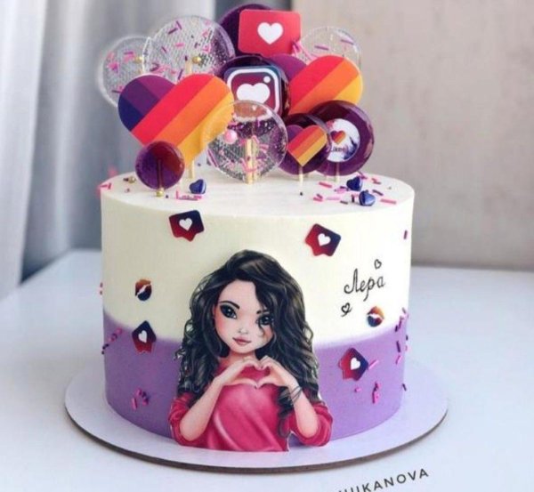 Девушка с тортом