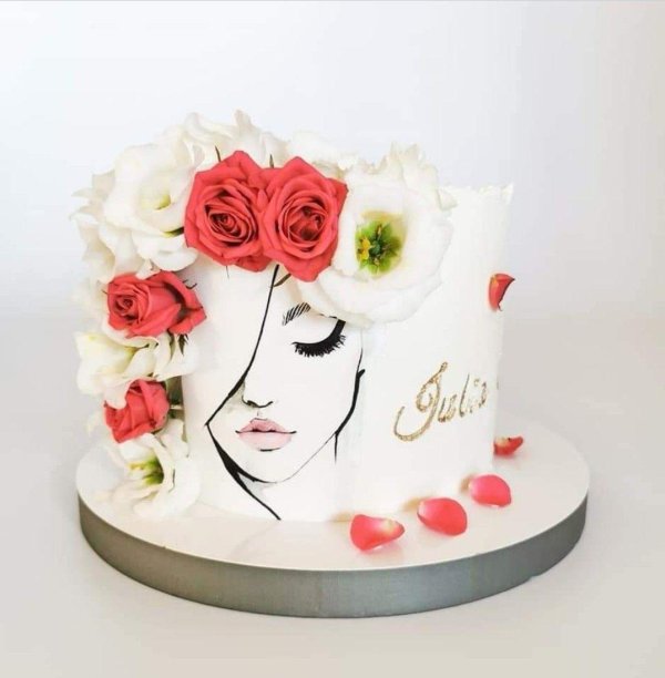 Девушка с тортом