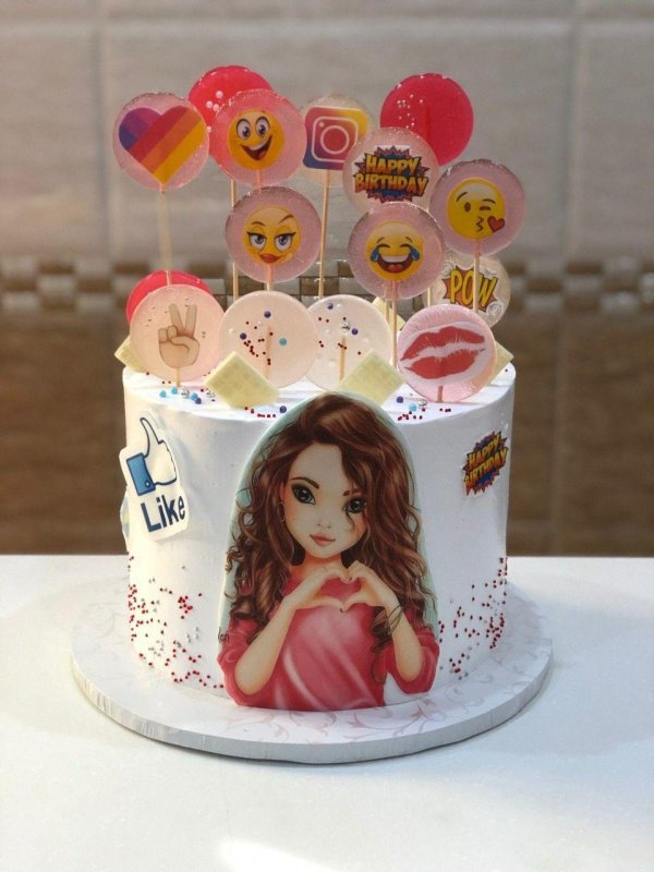 Девушка с тортом