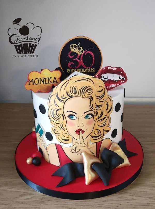 Девушка с тортом