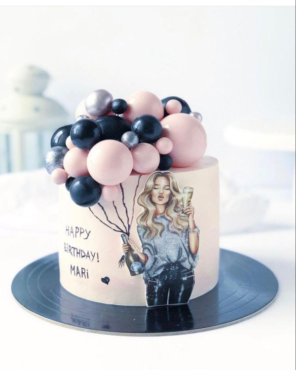 Девушка с тортом