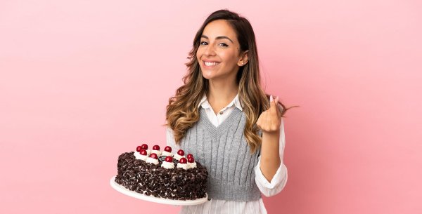 Девушка с тортом