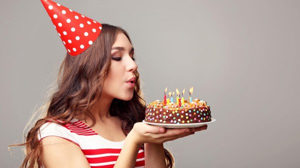 Девушка с тортом