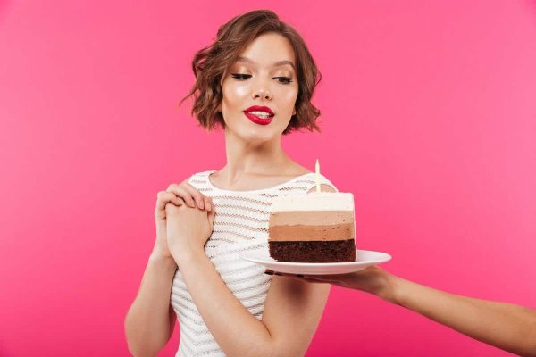 Девушка с тортом