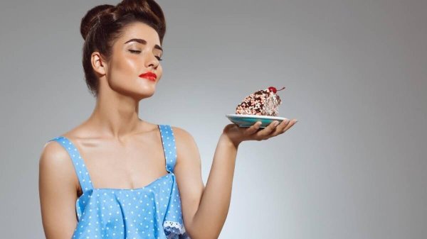 Девушка с тортом