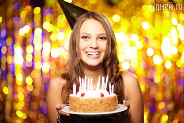 Девушка с тортом