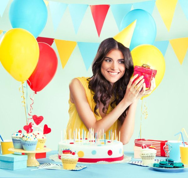 Девушка с тортом