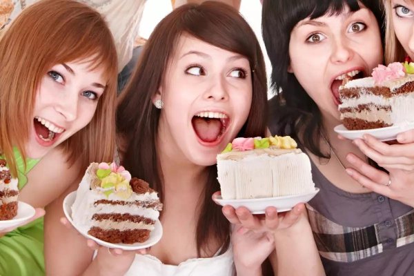 Девушка с тортом