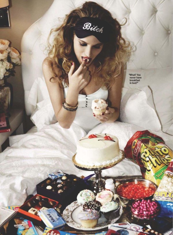 Девушка с тортом