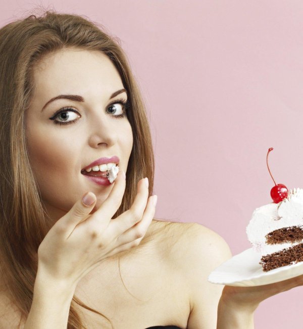 Девушка с тортом