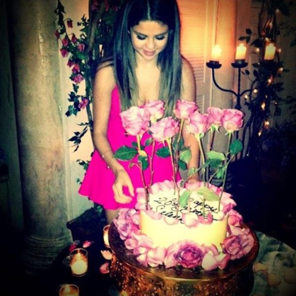 Девушка с тортом