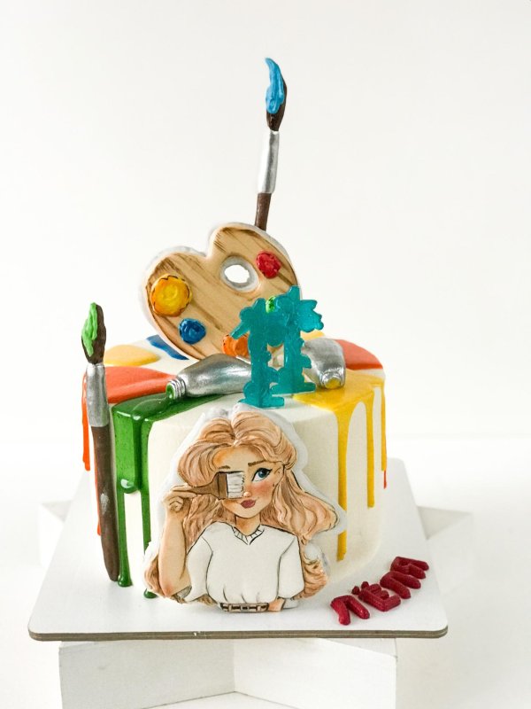 Девушка с тортом