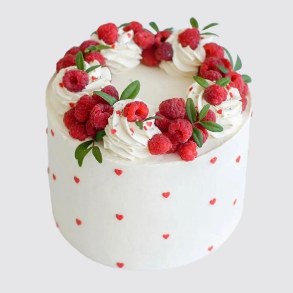 Девушка с тортом