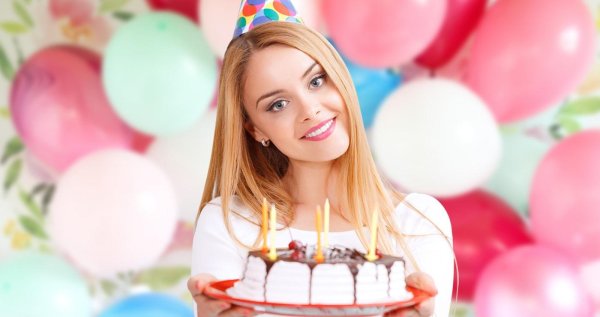 Девушка с тортом