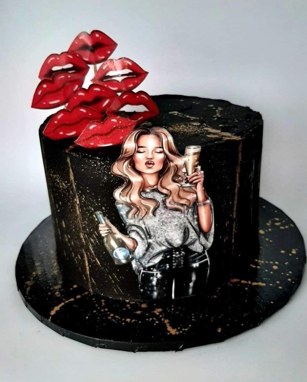 Девушка с тортом