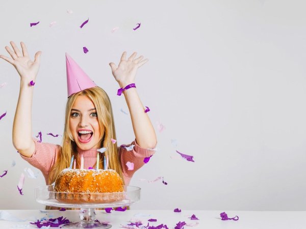 Девушка с тортом