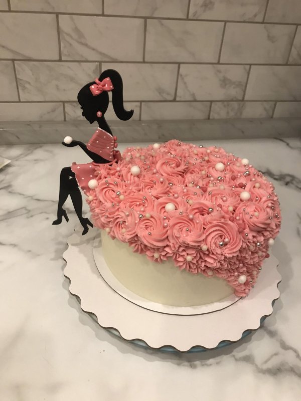 Девушка с тортом