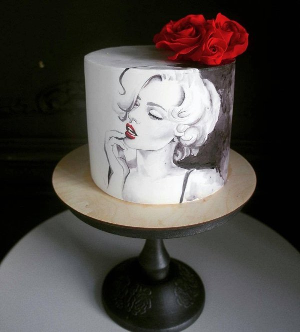 Девушка с тортом