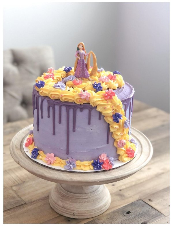 Девушка с тортом