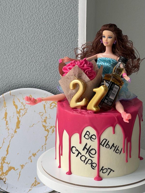 Девушка с тортом