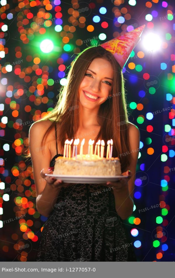 Девушка с тортом