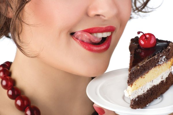 Девушка с тортом