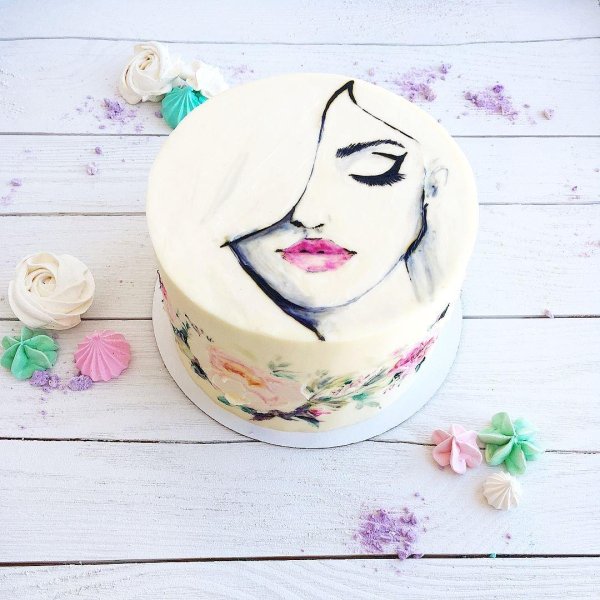 Девушка с тортом