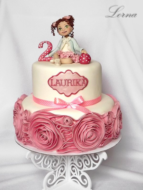 Девушка с тортом