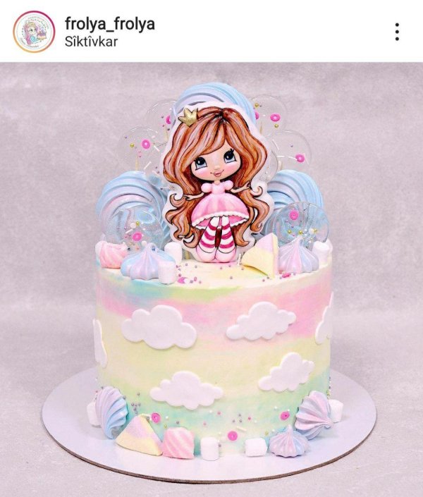 Девушка с тортом