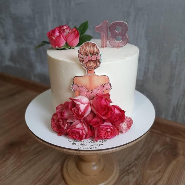 Девушка с тортом