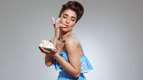 Девушка с тортом